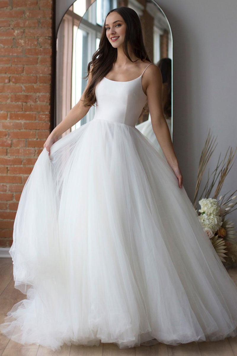 Vestido de novia largo de tul con tirantes finos de Weitese